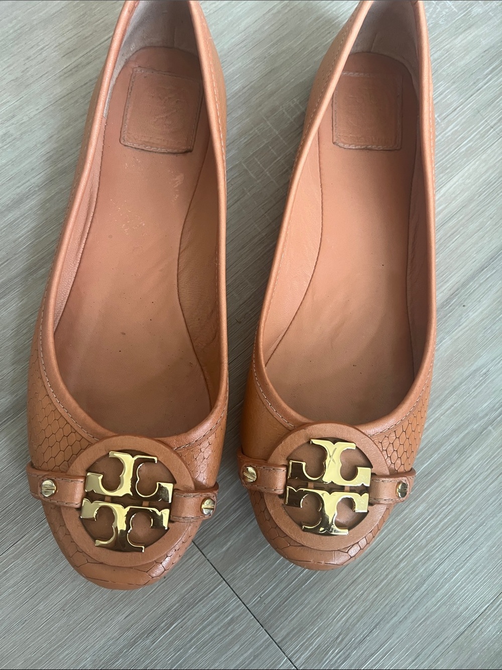 Tory Burch Tan Leather Logo Ballet Flats with Gold Emblem Sz 9 summer work